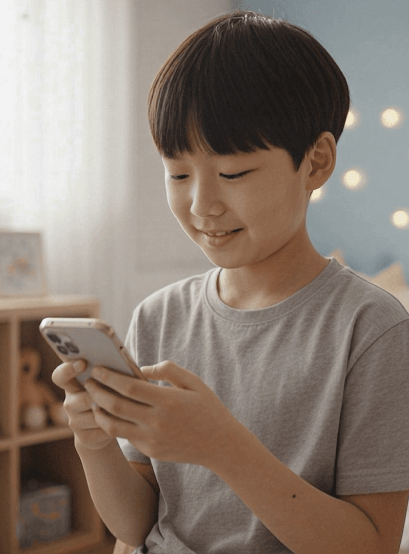 스마트폰을 들고 AI 비서를 이용하는 어르신