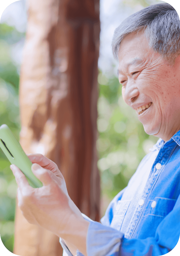 시니어 사용자 도움 장면